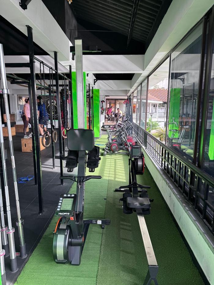 Zona de cardio con remos y bicicletas de aire