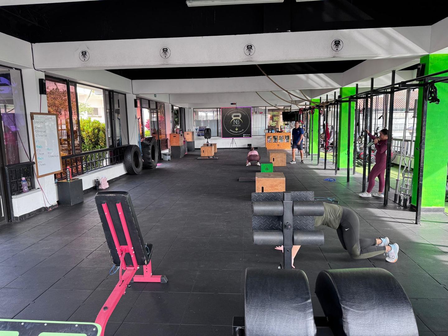 Salón de entrenamiento de NB Fitness con personas en clase dirigida